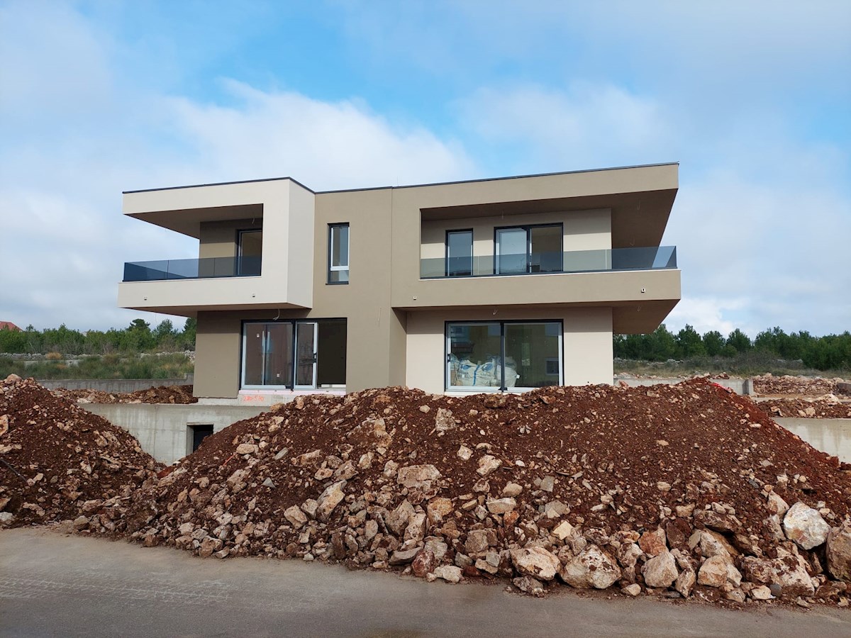 Vodice, nova hiša dvojček z bazenom