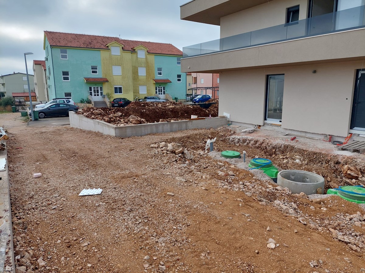 Vodice, nova hiša dvojček z bazenom