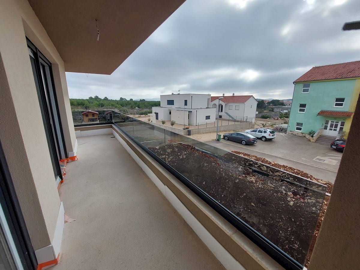 Vodice, nova hiša dvojček z bazenom