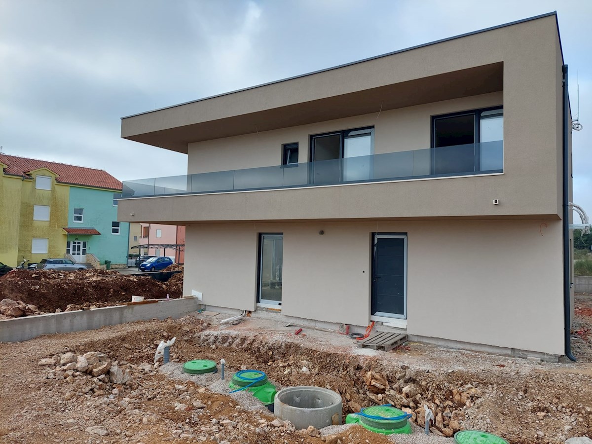 Vodice, nova hiša dvojček z bazenom