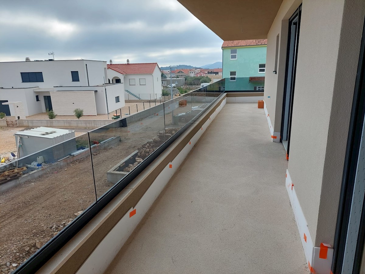 Vodice, nova hiša dvojček z bazenom