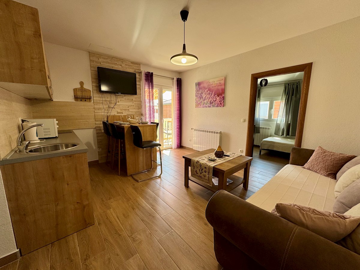 Vodice, lepa hiša s tremi apartmaji