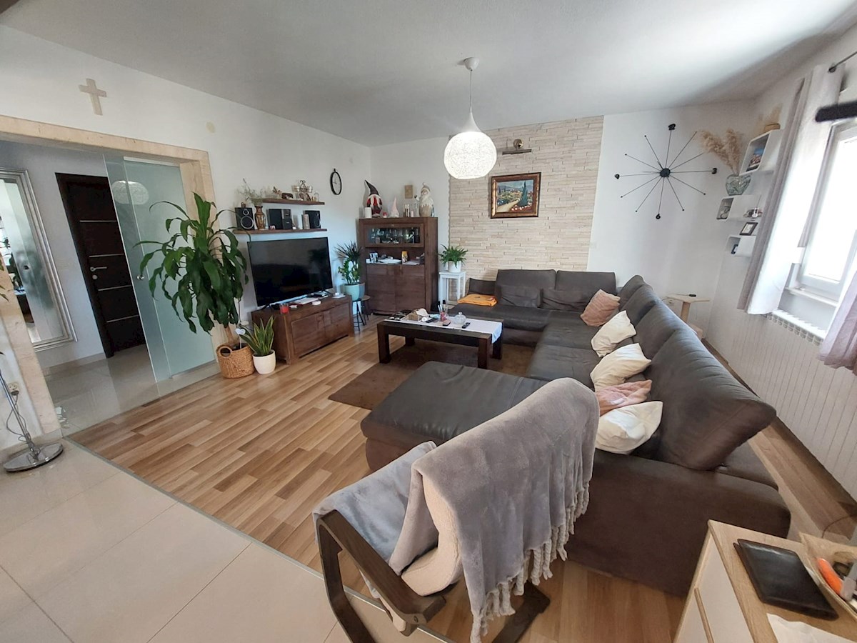 Vodice, lepa hiša s tremi apartmaji