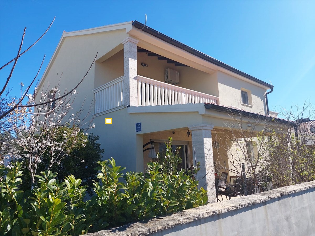 Vodice, lepa hiša s tremi apartmaji