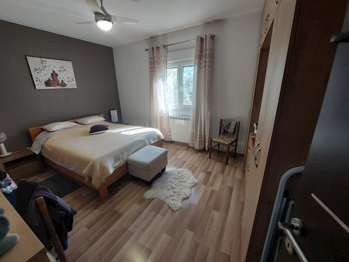 Vodice, lepa hiša s tremi apartmaji
