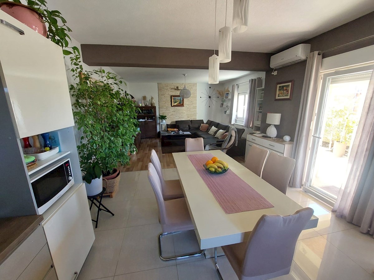 Vodice, lepa hiša s tremi apartmaji