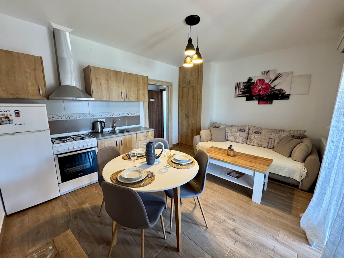 Vodice, lepa hiša s tremi apartmaji