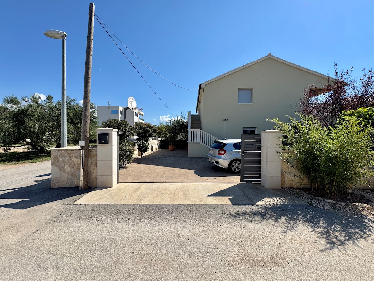Vodice, lepa hiša s tremi apartmaji