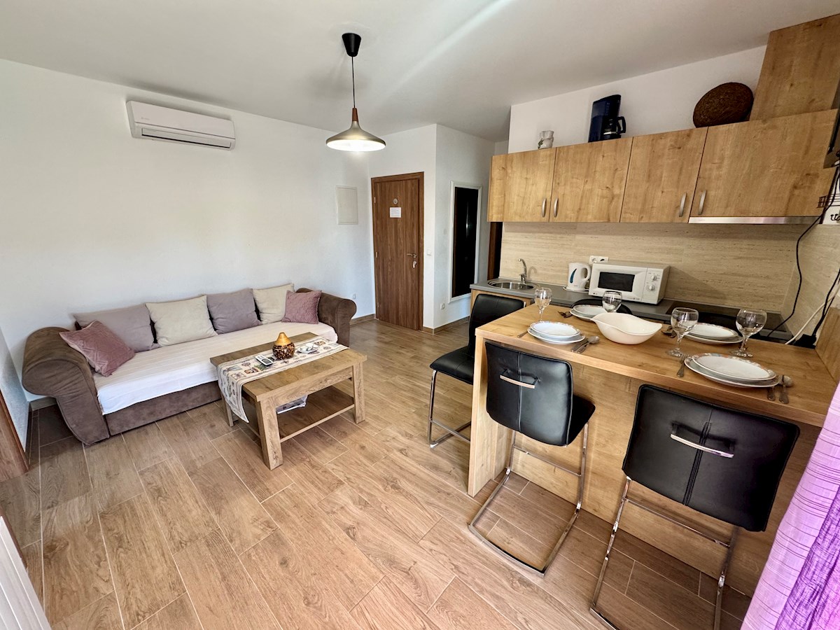 Vodice, lepa hiša s tremi apartmaji