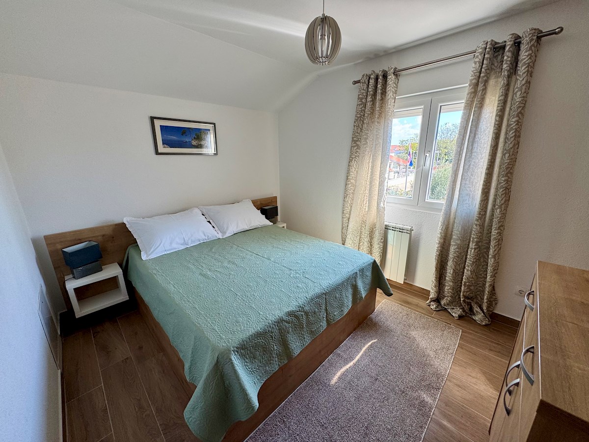 Vodice, lepa hiša s tremi apartmaji