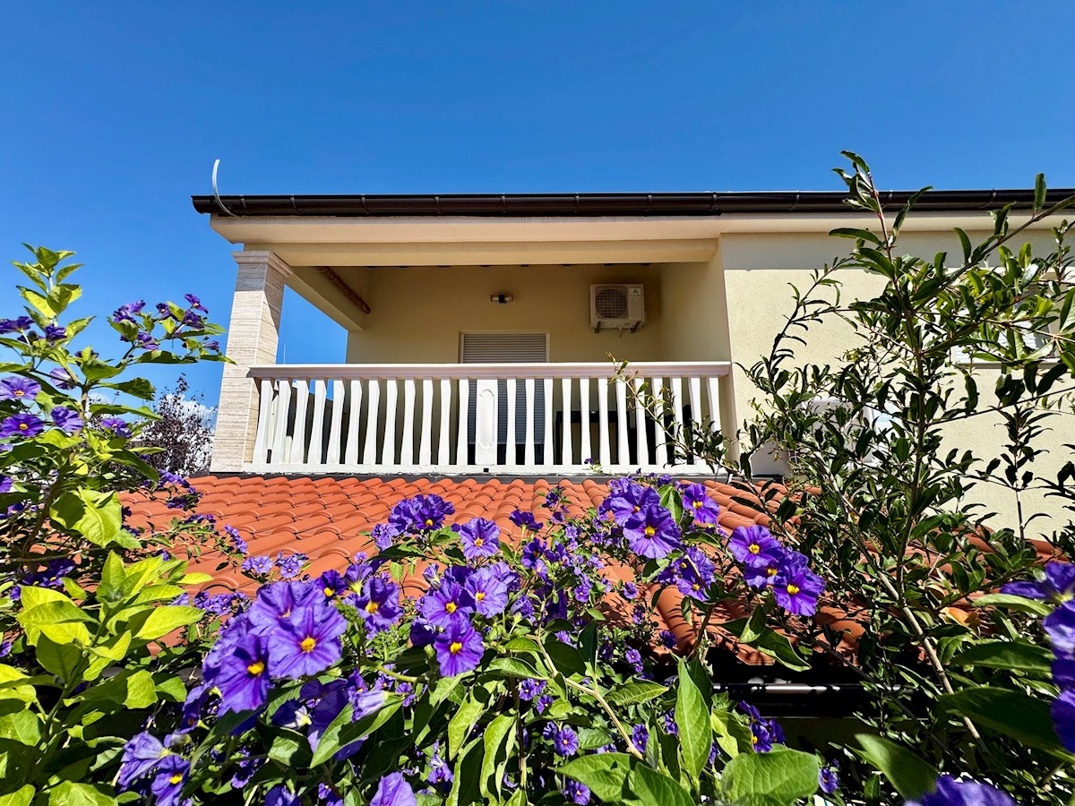 Vodice, lepa hiša s tremi apartmaji
