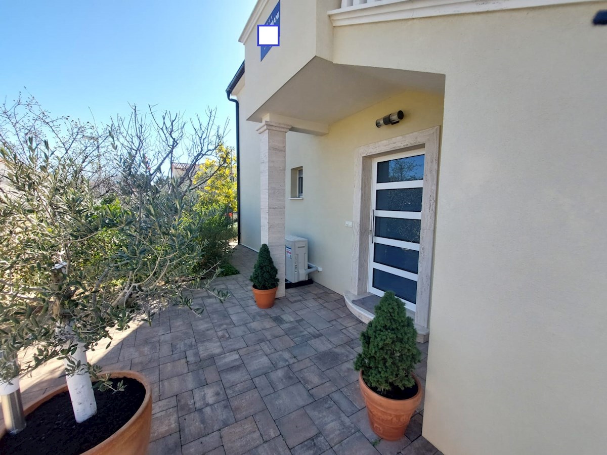 Vodice, lepa hiša s tremi apartmaji