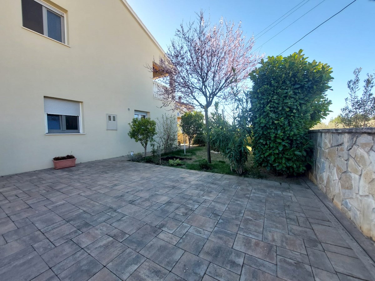 Vodice, lepa hiša s tremi apartmaji