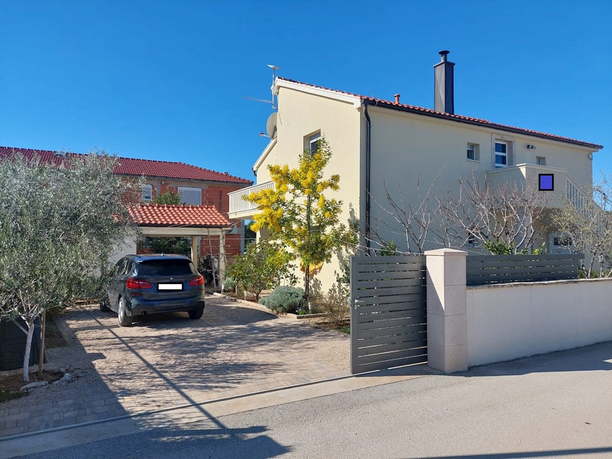 Vodice, lepa hiša s tremi apartmaji