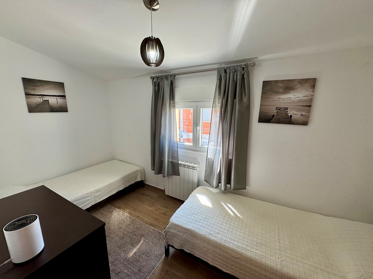 Vodice, lepa hiša s tremi apartmaji