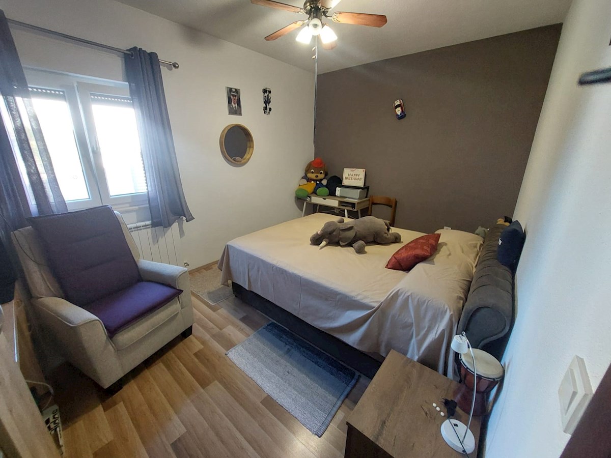 Vodice, lepa hiša s tremi apartmaji