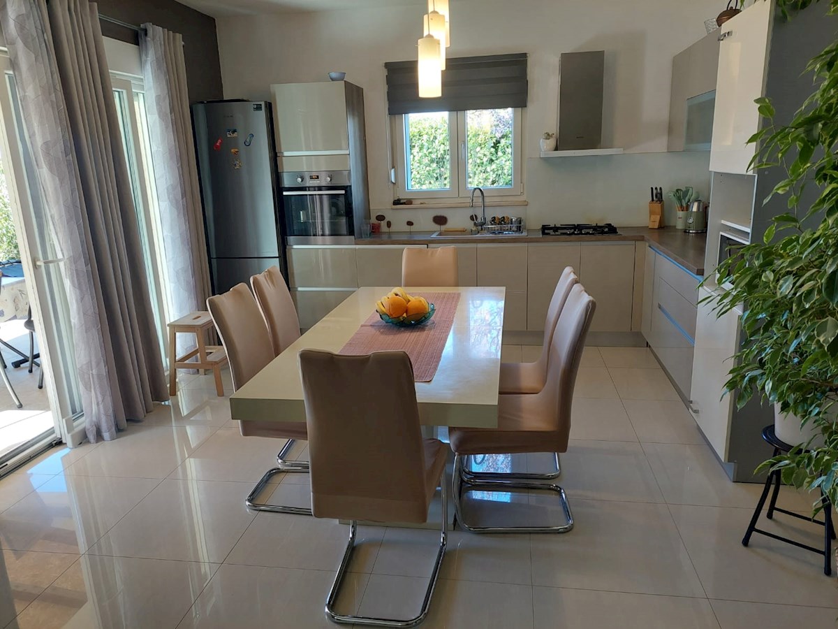 Vodice, lepa hiša s tremi apartmaji