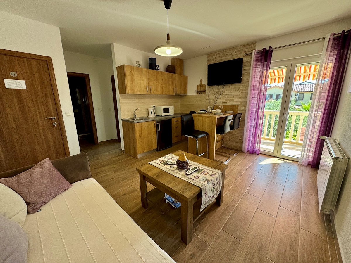 Vodice, lepa hiša s tremi apartmaji