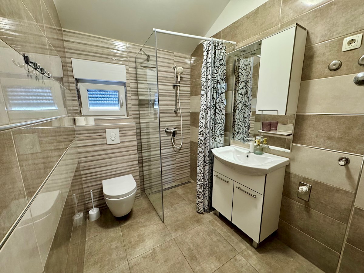 Vodice, lepa hiša s tremi apartmaji