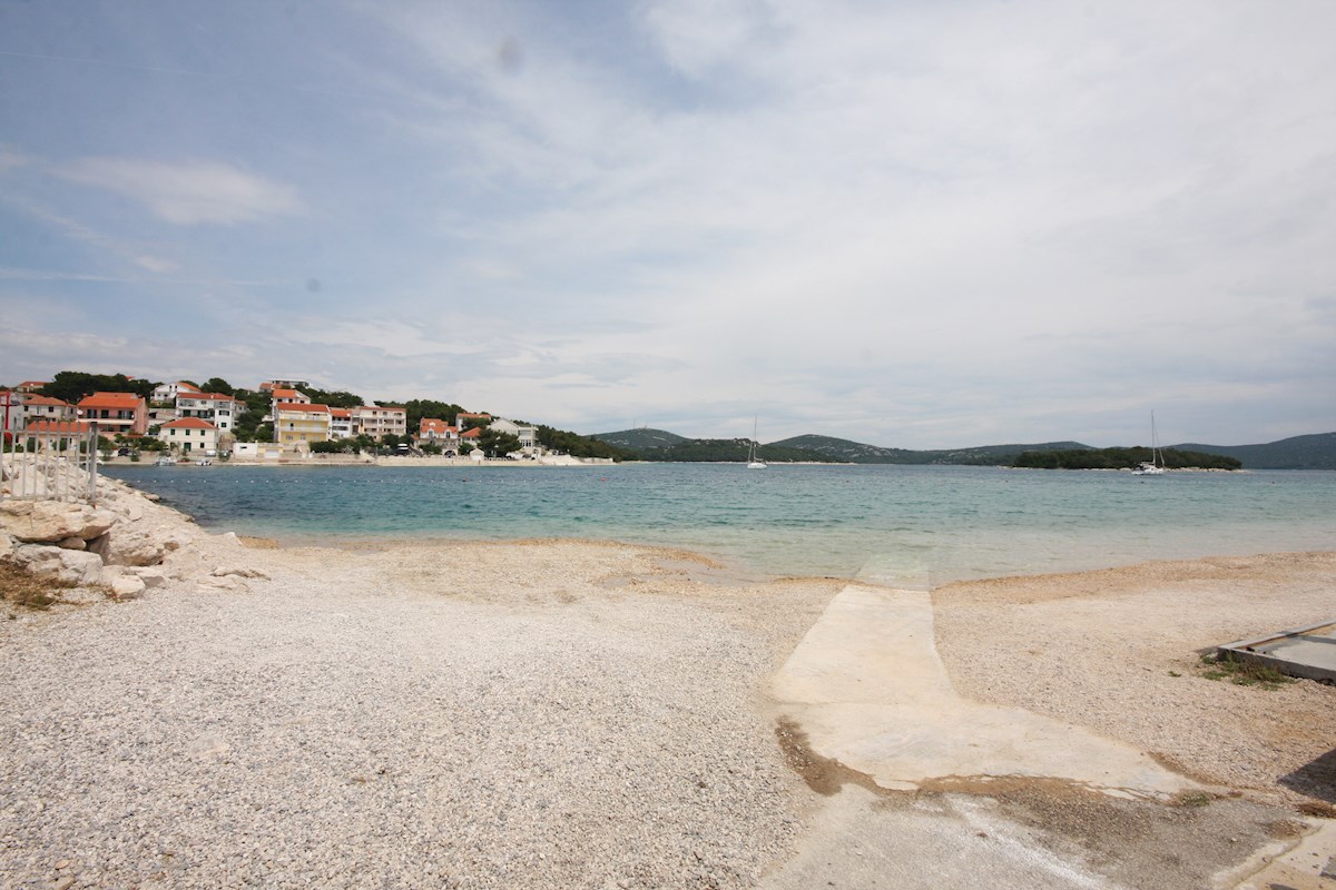 Jezera, manjši oljčni nasad v bližini vasi