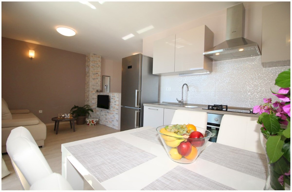 Rogoznica, apartmajska hiša v prvi vrsti do morja