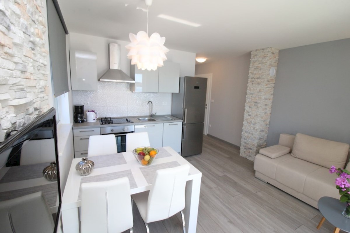 Rogoznica, apartmajska hiša v prvi vrsti do morja