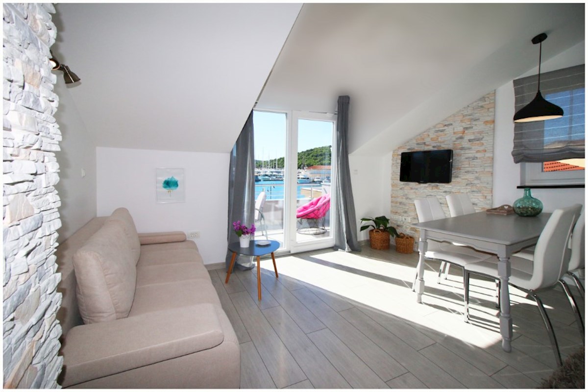 Rogoznica, apartmajska hiša v prvi vrsti do morja
