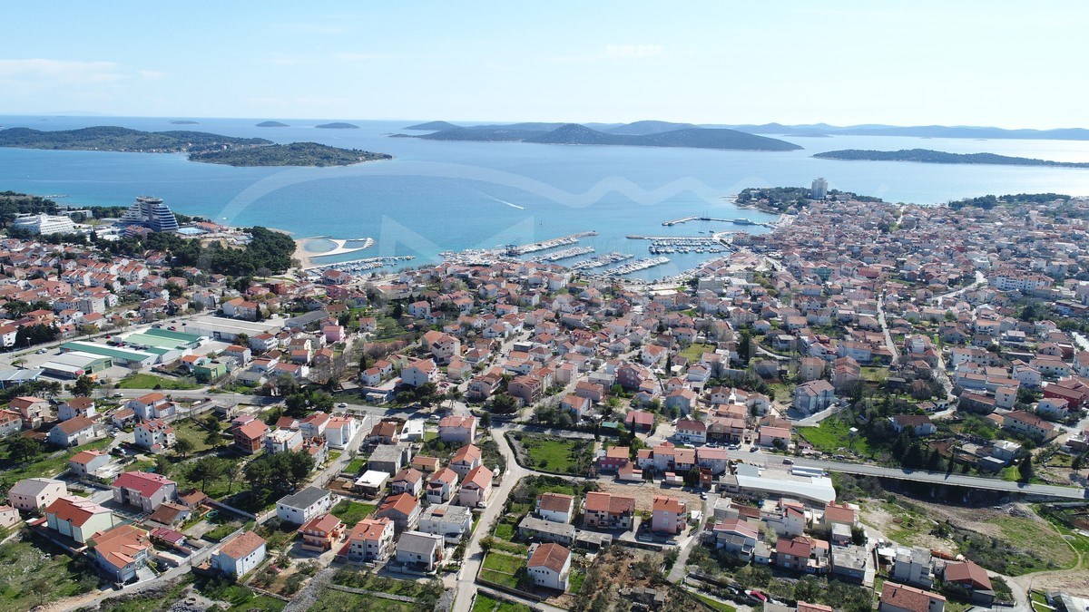 Šibenik, hiša z zemljiščem v bližini plaže