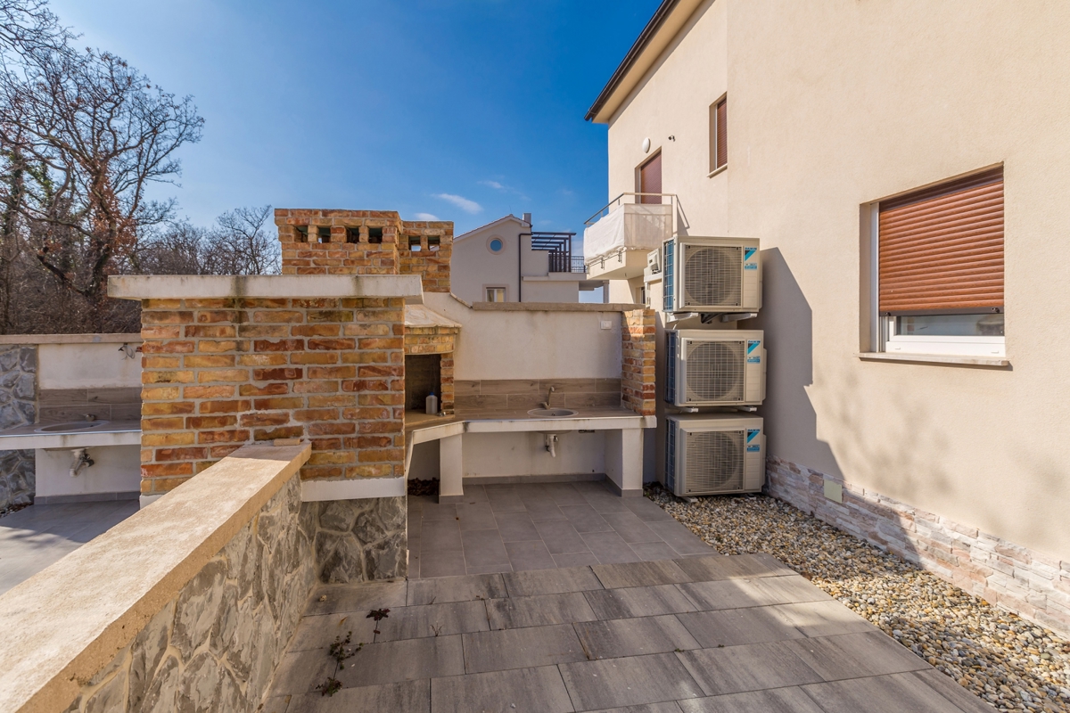 OTOK KRK, NJIVICE - Apartma v pritličju z vrtom 