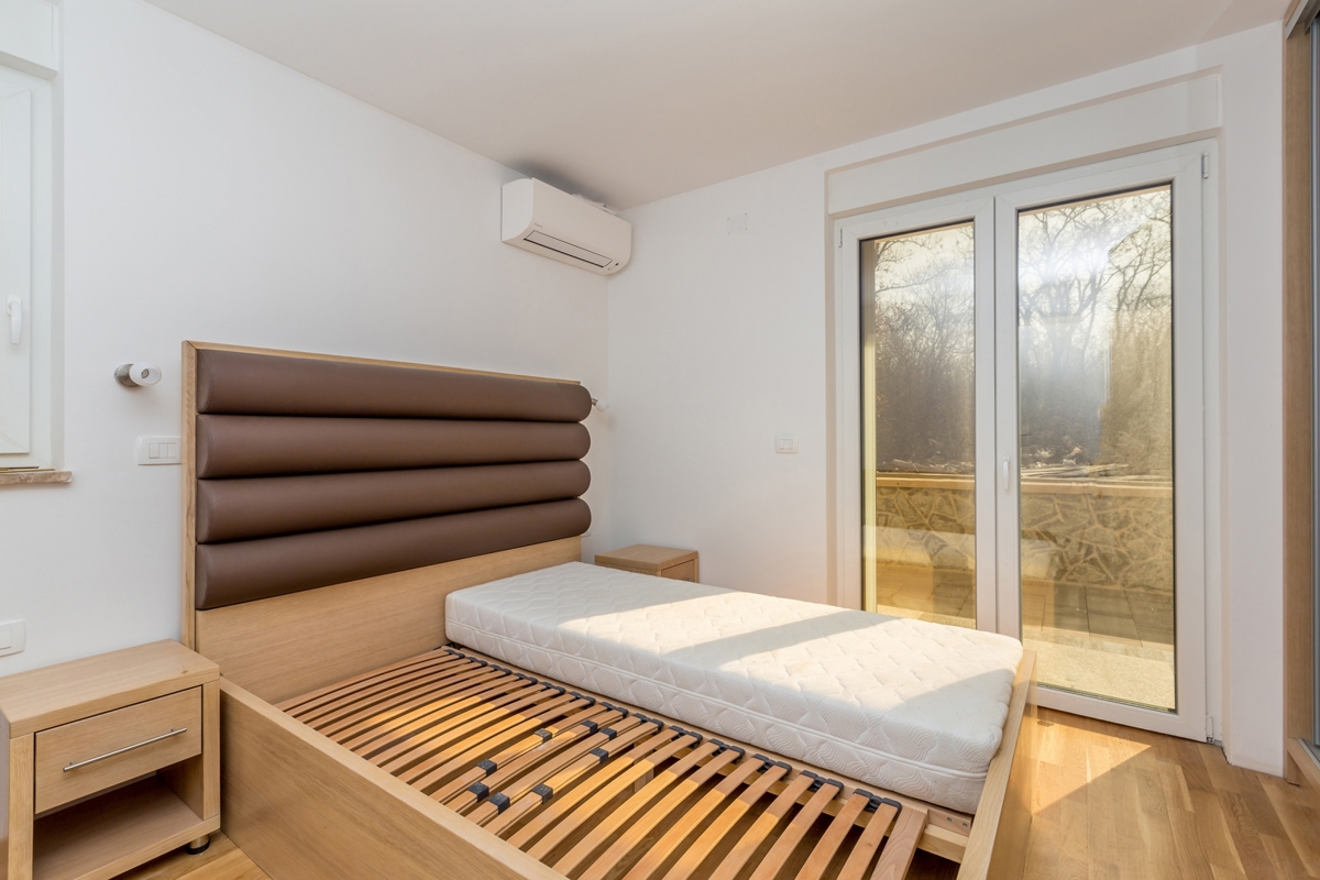 OTOK KRK, NJIVICE - Apartma v pritličju z vrtom 