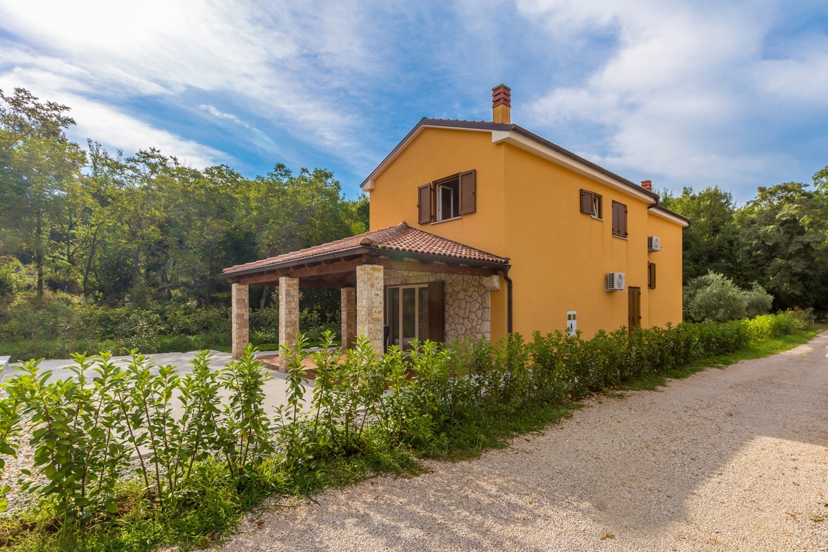 OTOK KRK, okolica Dobrinja - Hiša z bazenom in lepo urejenim vrtom