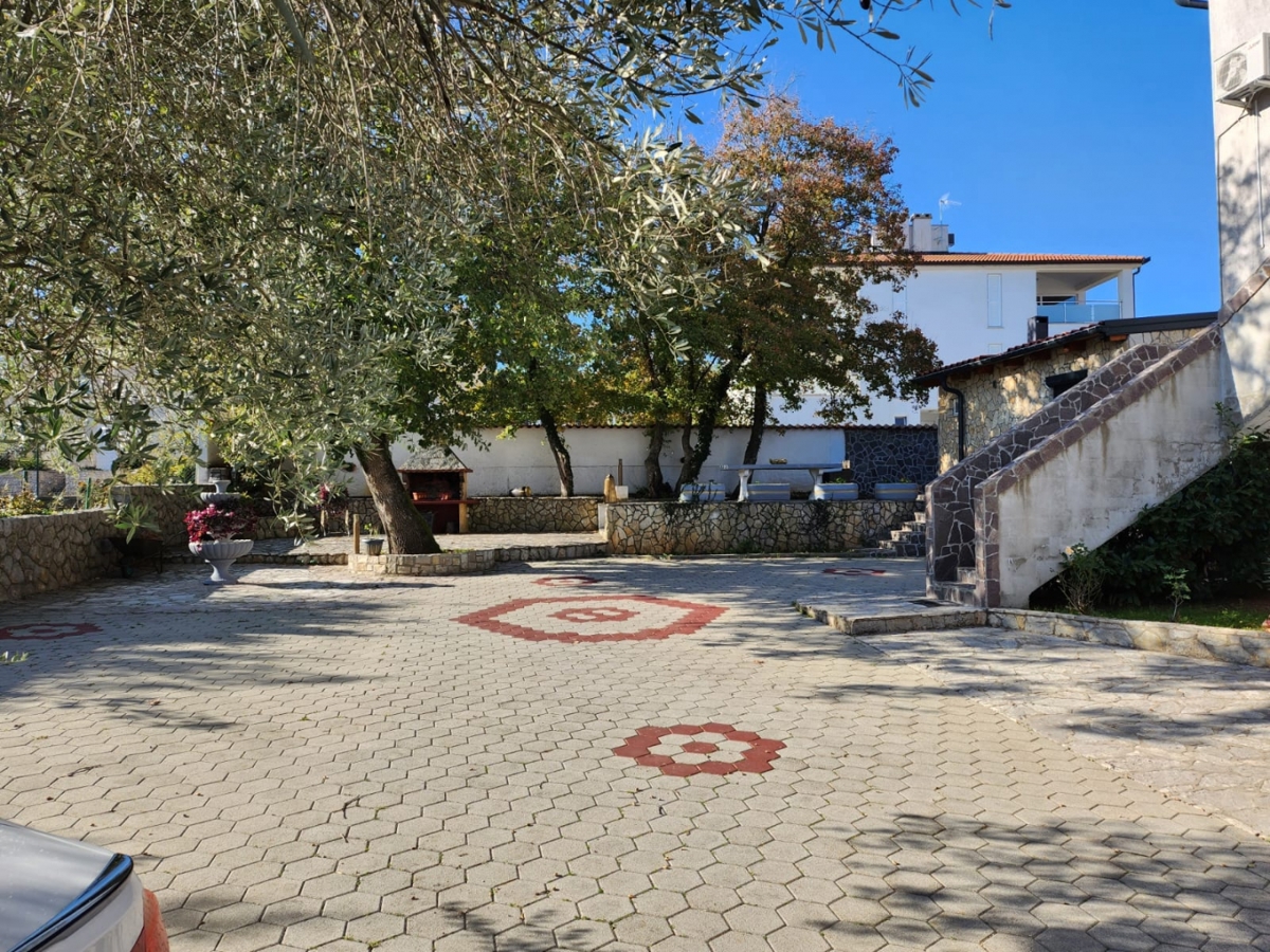 MALINSKA, PORAT - Dvosobno stanovanje z vrtom in garažo