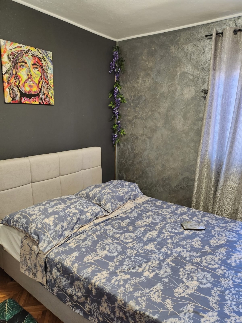 MALINSKA, PORAT - Dvosobno stanovanje z vrtom in garažo