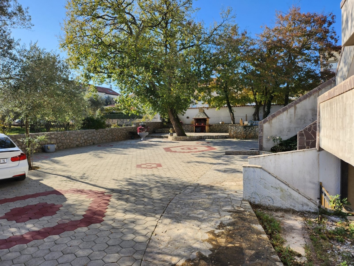 MALINSKA, PORAT - Dvosobno stanovanje z vrtom in garažo