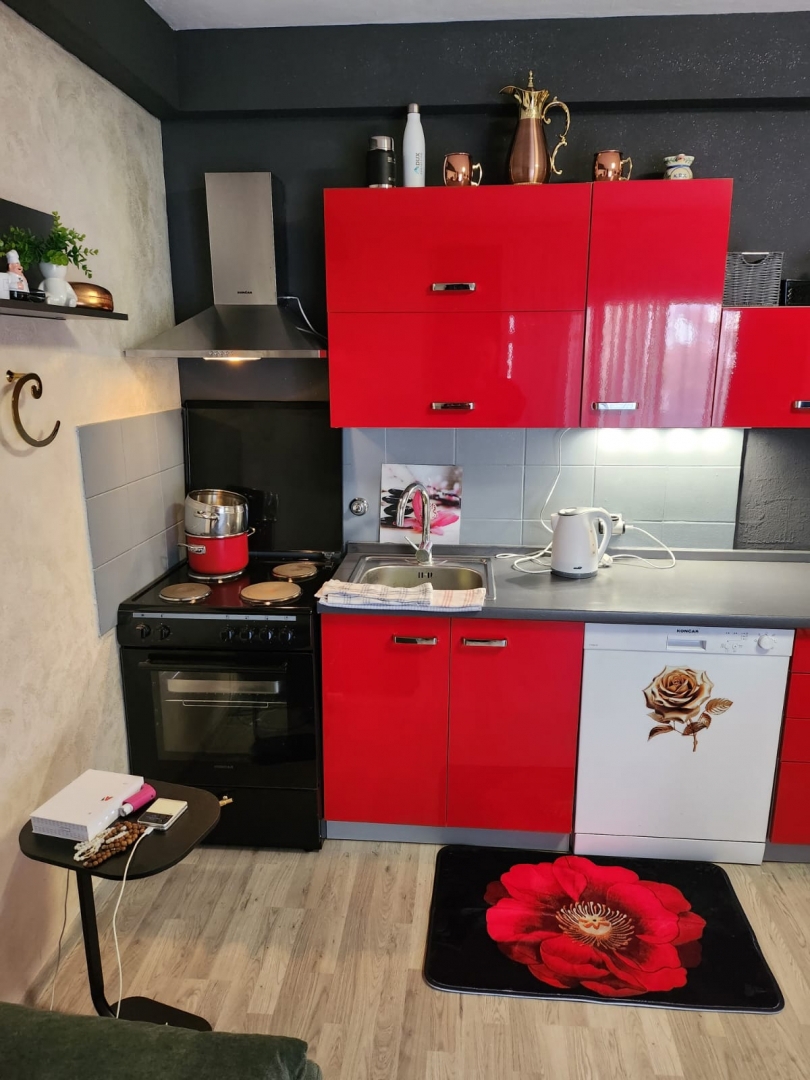 MALINSKA, PORAT - Dvosobno stanovanje z vrtom in garažo