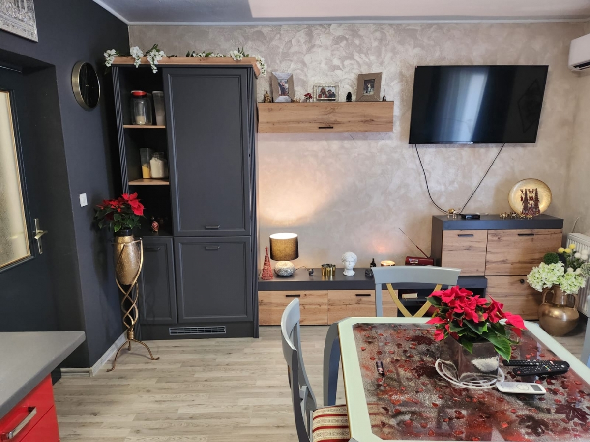 MALINSKA, PORAT - Dvosobno stanovanje z vrtom in garažo