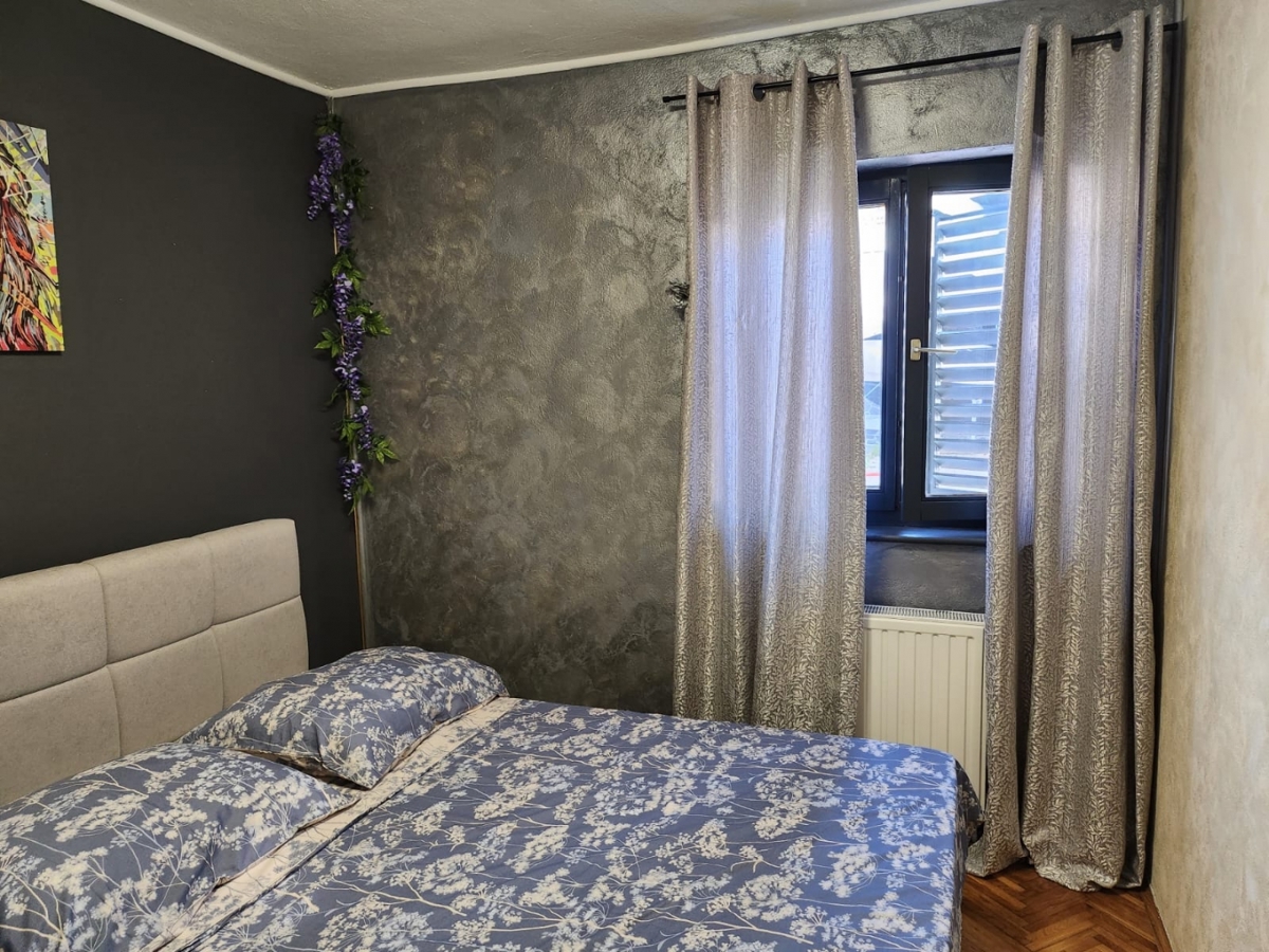 MALINSKA, PORAT - Dvosobno stanovanje z vrtom in garažo