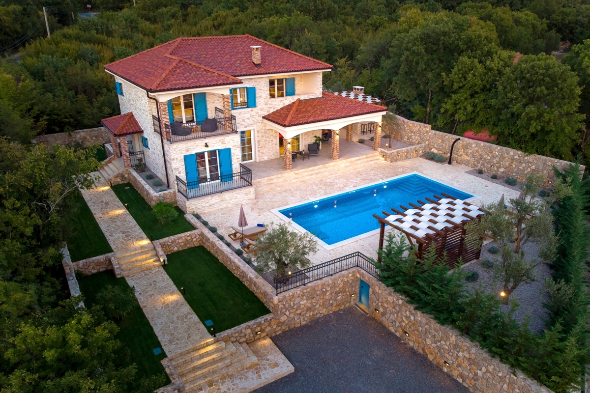 OTOK KRK, KRAS - Avtentična kamnita vila z bazenom in igriščem za balinanje v osrčju otoka Krka