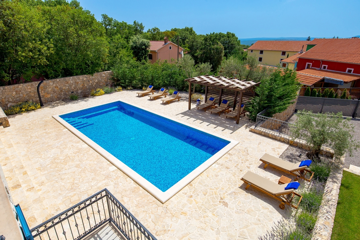 OTOK KRK, KRAS - Avtentična kamnita vila z bazenom in igriščem za balinanje v osrčju otoka Krka