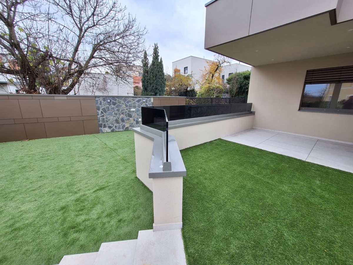 MAKSIMIR, Jordanovac - Premium trisobno stanovanje v pritličju z zasebnim vrtom in garažo