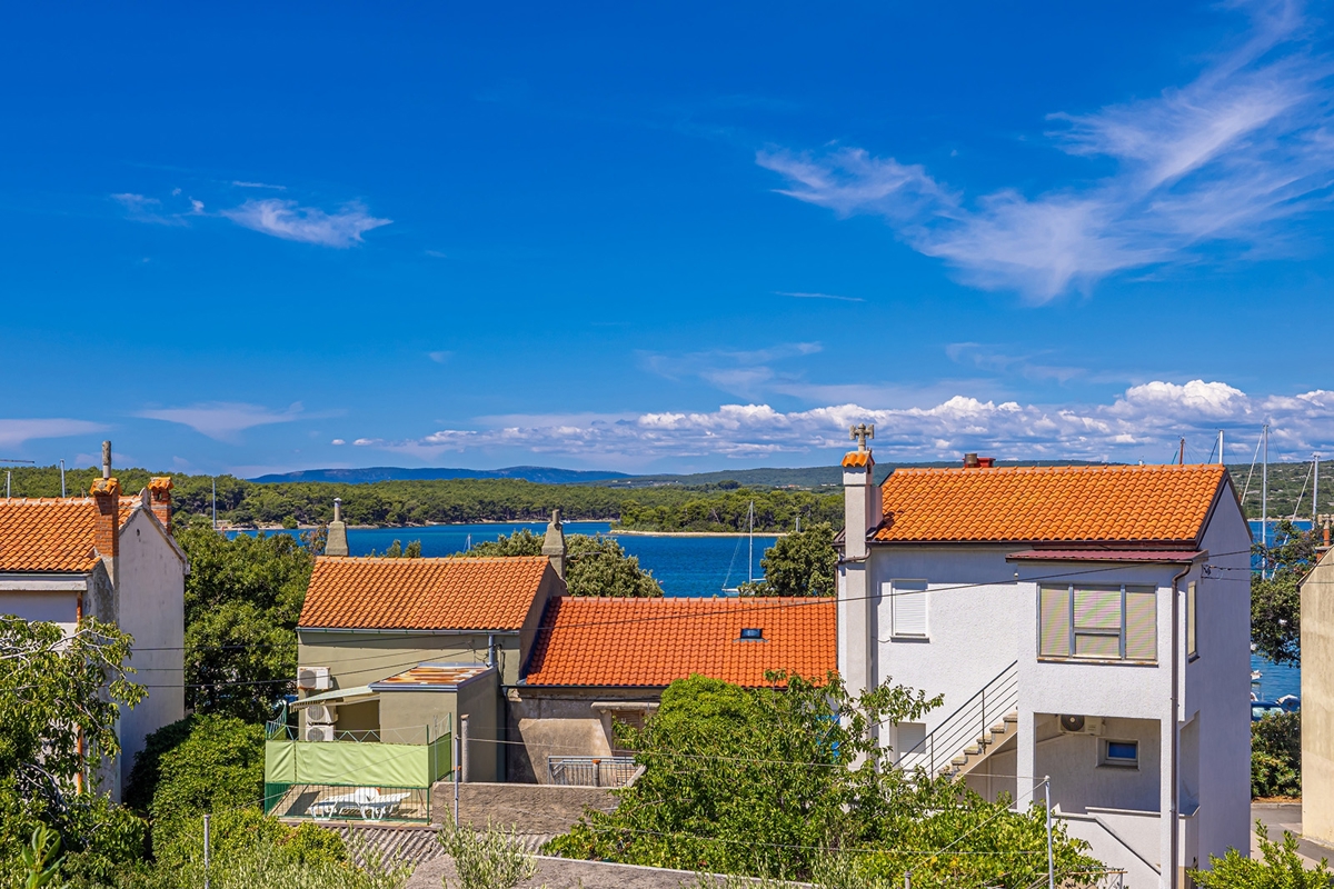 PUNAT - Samostojna hiša s teraso v bližini morja