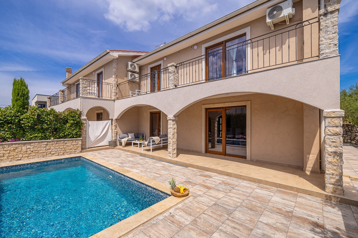 LINARDIĆI, OTOK KRK - Avtentična vila z bazenom, pogledom na morje in popolno zasebnostjo