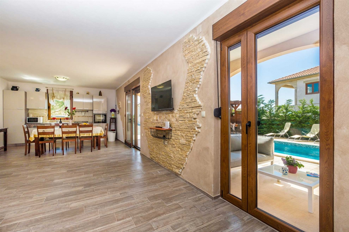 LINARDIĆI, OTOK KRK - Avtentična vila z bazenom, pogledom na morje in popolno zasebnostjo