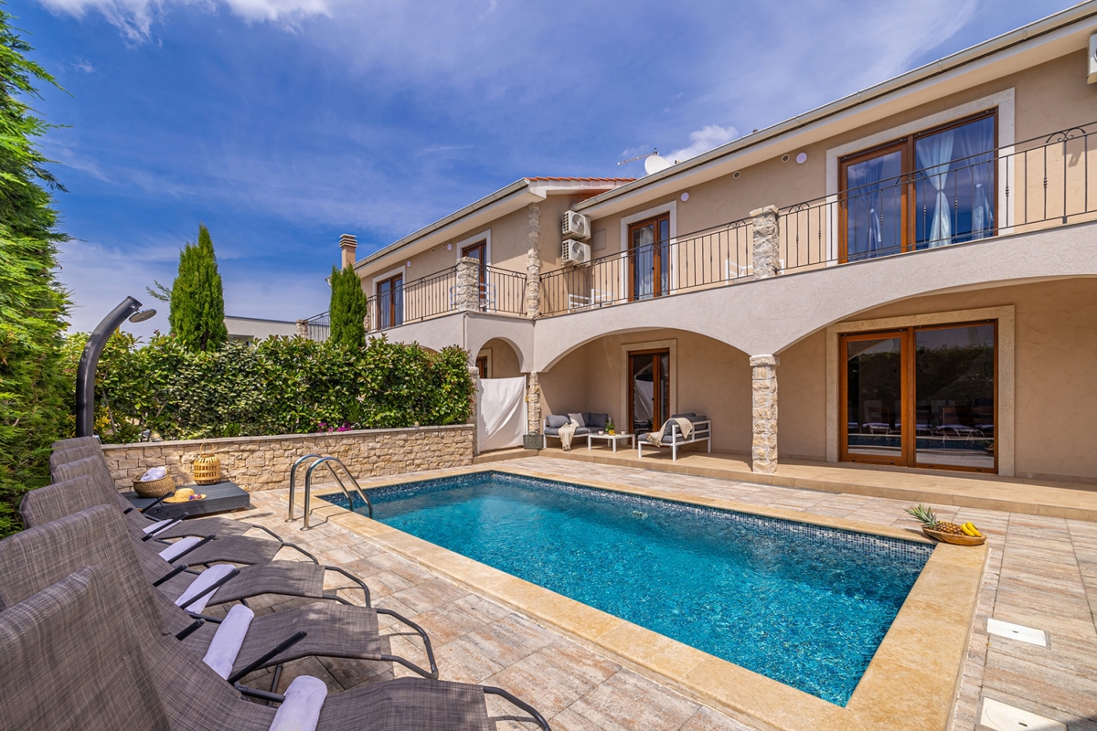 LINARDIĆI, OTOK KRK - Avtentična vila z bazenom, pogledom na morje in popolno zasebnostjo