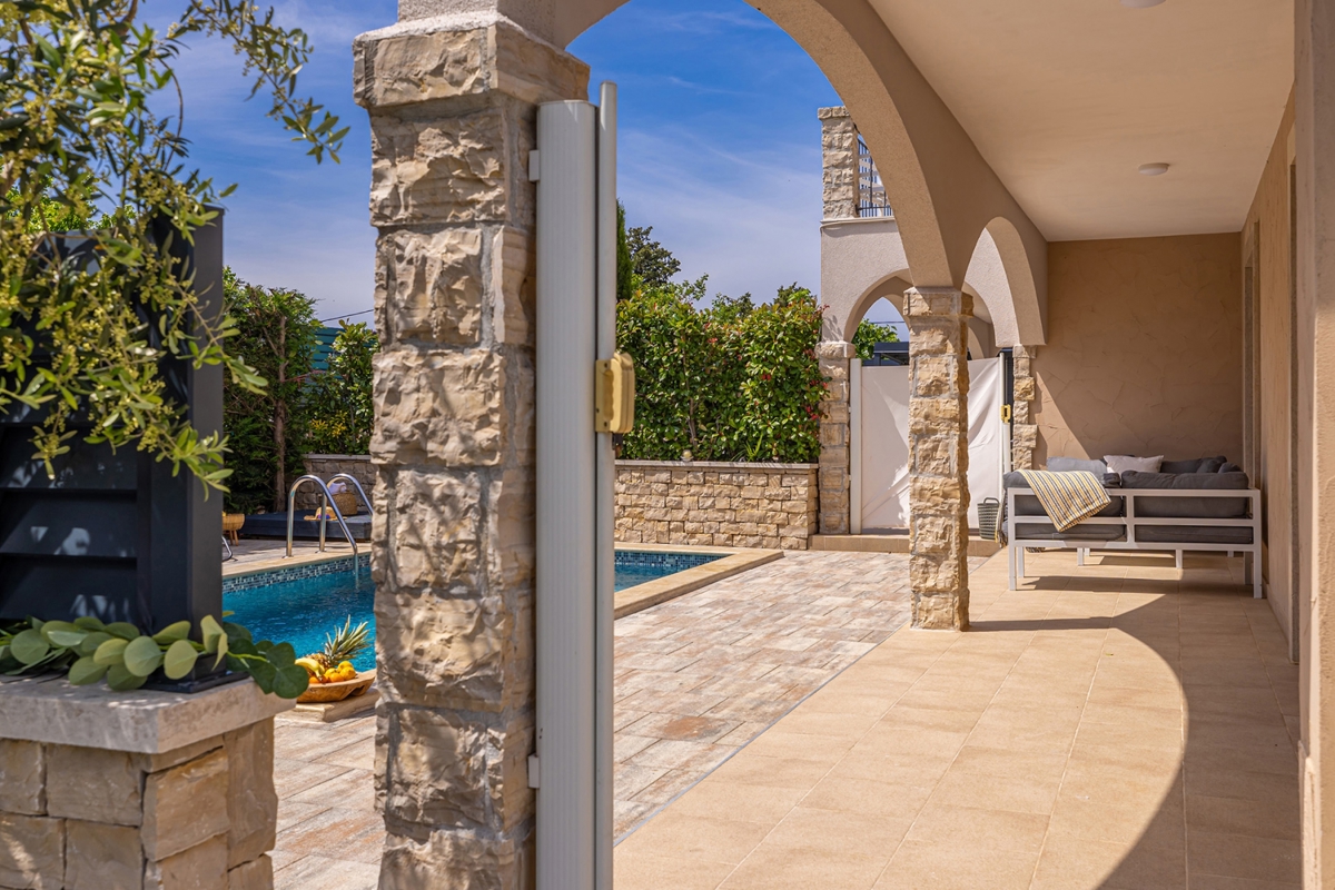 LINARDIĆI, OTOK KRK - Avtentična vila z bazenom, pogledom na morje in popolno zasebnostjo