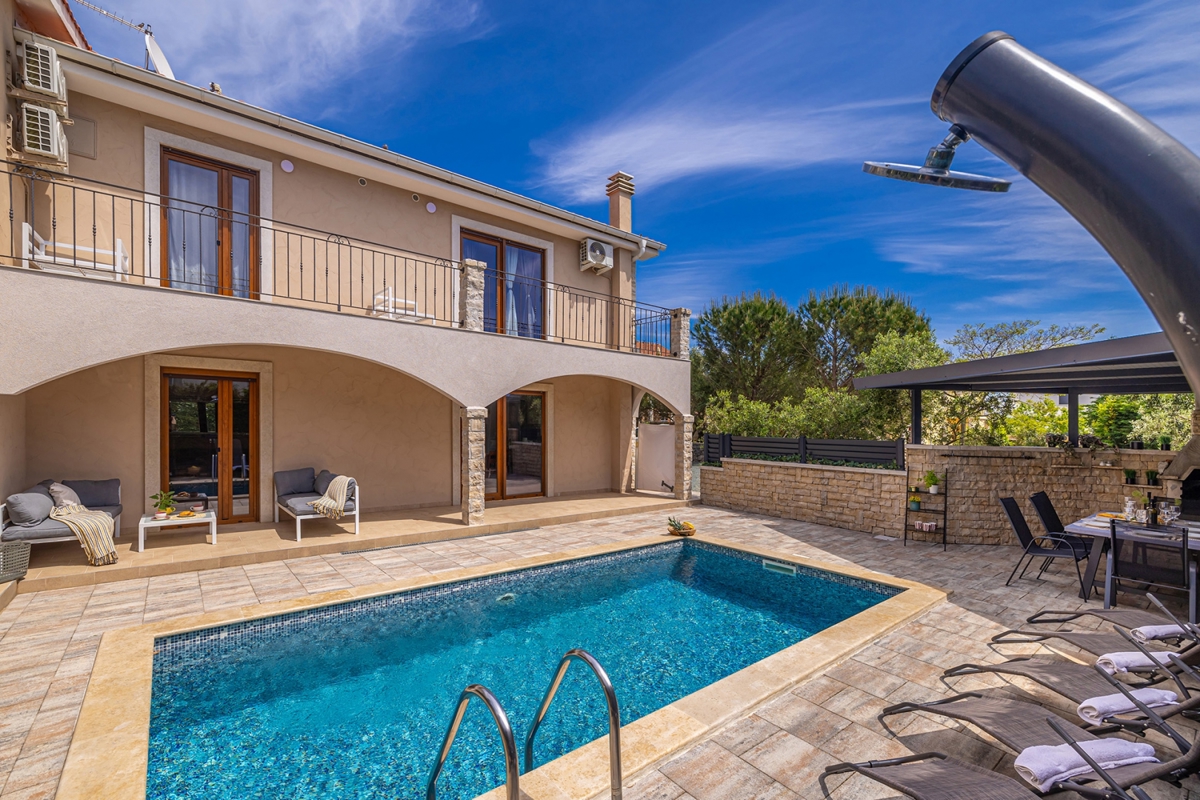 LINARDIĆI, OTOK KRK - Avtentična vila z bazenom, pogledom na morje in popolno zasebnostjo