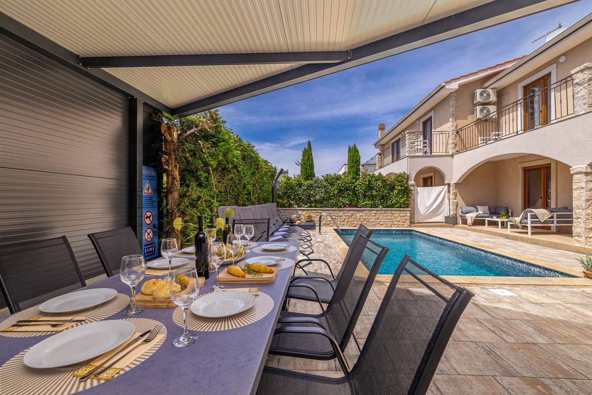 LINARDIĆI, OTOK KRK - Avtentična vila z bazenom, pogledom na morje in popolno zasebnostjo