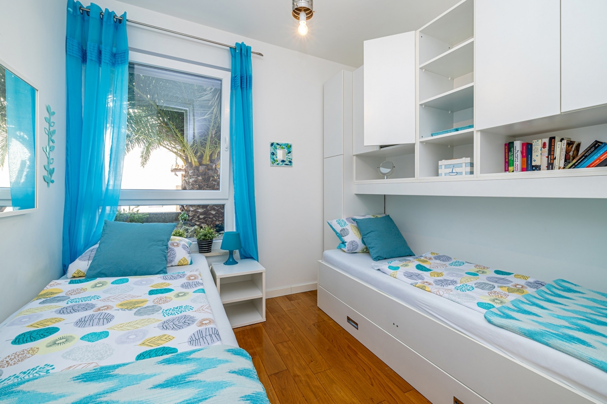 OTOK KRK, NJIVICE - dvonadstropno stanovanje 150 metrov od plaže