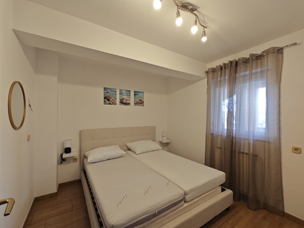 NOVI VINODOLSKI - Apartma s skupnim bazenom in pogledom na morje