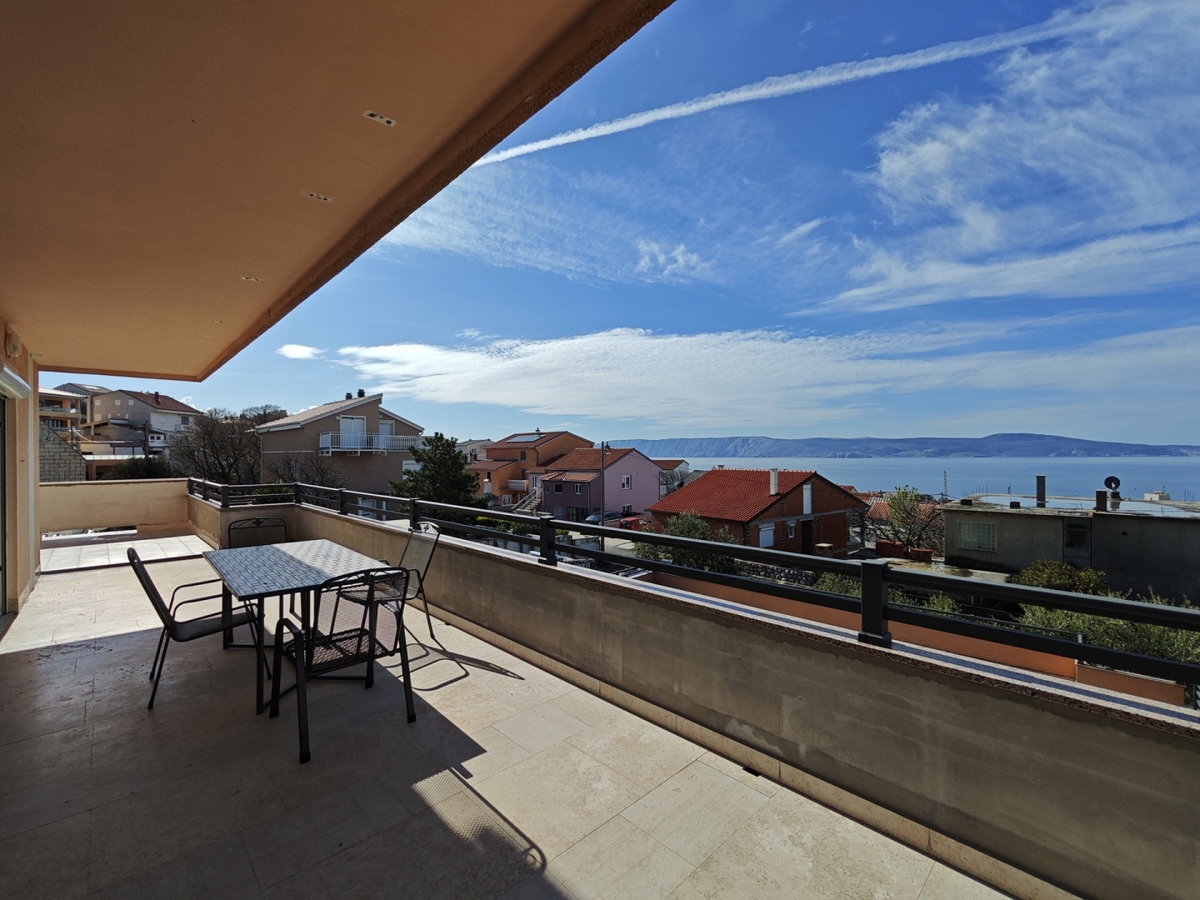 NOVI VINODOLSKI - Apartma s skupnim bazenom in pogledom na morje